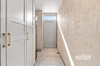 In Proven (deelgemeente Poperinge) bevindt zich deze instapklare ruime woning. Deze woning werd vanaf 2015 volledig onder handen genomen, daarbij werd toen ook een aanbouw gebouwd. Verder werd recent de voorgevel volledig vernieuwd met hierbij isolatie volgens de huidige normen. De totale oppervlakte bedraagt 350m², het bewoonbare 250m². <br /><br />Benieuwd naar deze topper? Lees gerust verder! <br /><br />Deze woning heeft volgende indeling: Inkomhal, ruime badkamer met ligbad, inloopdouche en wastafel. Verder bekom je de gang met gastentoilet, berging en daarna de royale woonkamer met open keuken. De keuken is volledig ingericht en bestaat uit een 5-delig kookbekken, vaatwasmachine, koelkast, diepvries, oven en microgolf. Vanuit de living bekom je de wasruimte en aansluitend de praktische garage. Hier kan perfect 1 auto en nog voldoende overige zaken. Het beschikt over een automatische poort. Op het 1e verdiep heb je een nachthal, 3 ruime slaapkamers en een toilet met lavabo (ook mogelijk om 2de badkamer van te maken, de voorzieningen zijn er alreeds). Verder kan je via een vaste trap naar het 2de verdiep waar de master bedroom zich bevindt met zolderberging en een nog licht verder af te werken tussenruimte (ideaal als dressing vb.) Buiten geniet van je een aangename tuin met terras, voorzien van voldoende privcay. <br /><br />Ook zijn er nog 2 kelders aanwezig. <br /><br />Technische kenmerken <br /><br /><ul><li>Overal hoogrendementsbeglazing in PVC + elektrische rolluiken<br /><br /></li><li>Airco aanwezig in woonkamer, alsook in master bedroom <br /><br /></li><li>Vloerverwarming dmv aardgas beneden - boven: mogelijkheid CV op gas <br /><br /></li><li>Mogelijkheid voor kachel (voorziening alreeds aanwezig) <br /><br /></li><li>Elektriciteit conform<br /><br /></li><li>EPC: label B<br /><br /></li><li>Regenwater aanwezig! <br /><br /></li><li>Vernieuwde gevel met isolatie<br /><br />Ben je op zoek naar een ruime woning met alle voorzieningen? Dan is dit uw kans! Contacteer Manon (0475215622) voor een afspraak ter plaatse. <br /><br /></li></ul>