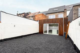 Volledig gerenoveerde instapklare woning te Aalst! Deze woning werd compleet onder handen genomen en is als volgt ingedeeld:Een ruime inkomhal, apart...