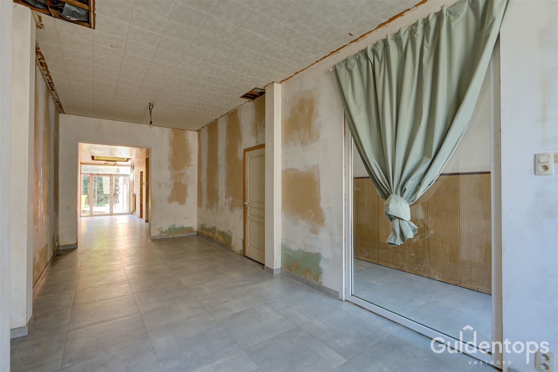 Te renoveren gezinswoning met 3 slaapkamers en grote tuin. - foto 5