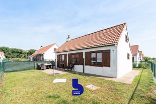 Gezellig vakantiehuis met 3 slaapkamers nabij de duinen in Oostende. <br /><br />Bent u op zoek naar een sfeervol vakantiehuis aan de Belgische kust? Deze charmante woning, gelegen in de Duinestraat in Oostende, bevindt zich op een uitstekende locatie, op wandelafstand van de duinen en op korte afstand van het strand.<br /><br />Het vakantiehuis beschikt over drie ruime slaapkamers, waardoor er voldoende plaats is voor het hele gezin of om gasten te ontvangen. Daarnaast is er een aangename badkamer met toilet en nog een apart gastentoilet.<br />De lichtrijke leefruimte creëert een warme en uitnodigende sfeer, terwijl de aanpalende praktische keuken alle comfort biedt voor een zorgeloos verblijf.<br /><br />Buiten geniet u van een aangename, onderhoudsvriendelijke tuin, de ideale plek om te ontspannen na een dag aan zee of gezellig te tafelen in de buitenlucht. <br /><br />Bij het huis hoort ook een private staanplaats.<br /><br />Dankzij de rustige ligging, dicht bij de duinen, het strand, winkels, restaurants en het openbaar vervoer, is dit de perfecte uitvalsbasis om volop te genieten van alles wat Oostende te bieden heeft. Ideaal als tweede verblijf, gezinsvakantiewoning of als interessante investering voor vakantieverhuur.<br /><br />Troeven:
<ul>
	<li>Rustige ligging in de Duinestraat te Oostende</li>
	<li>Op wandelafstand van de duinen en het strand</li>
	<li>3 volwaardige slaapkamers</li>
	<li>Aparte badkamer</li>
	<li>Gezellige tuin</li>
	<li>Ideaal als tweede verblijf of investering</li>
	<li>Vlotte bereikbaarheid en nabij alle voorzieningen</li>
	<li>Private staanplaats</li>
</ul>
<br />Een ideale plek om te genieten van rust, natuur en de zee, het hele jaar door.