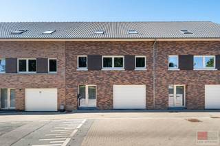 Energiezuinige woning gelegen op een perceel van 222m² met een woonoppervlakte van circa 163m², gelegen in een rustige omgeving met een Zuidwest georiënteerde tuin. Een prachtige woning die voorzien is van alle moderne gemakken, instapklaar! <br /><br />Deze locatie bevindt zich in een rustig en landelijk gelegen deel van Riemst, omringd door uitgestrekte akkers en groene velden. De omgeving ademt een gemoedelijke dorpssfeer, met kronkelende straatjes en charmante woningen. Op korte afstand vind je voorzieningen zoals buurtwinkels, scholen en gezellige eetgelegenheden, terwijl steden als Maastricht en Tongeren vlot bereikbaar zijn.<br /><br />Bezichtig deze woning ook digitaal en 'loop' zelf door de woning. Kijk daarvoor op onze website of via: <br />my.matterport.com/show/?m=Sj5HL2Wx2Qz<br /><br />INDELING<br /><br />Gelijkvloers:<br /><br />- Inkom met trap naar het eerste verdiep (tevens de eerste leefruimte);<br />- Toilet met lavabo en spiegel;<br />- Toegang tot de kelderbergin / garage.<br /><br />1e verdieping: <br /><br />- Living met videofoon (Entrya), Buderus thermostaat en aansluiting voor televisie;<br />- Groot raam met toegang tot het overdekte terras en de tuin;<br />- Keuken voorzien van combi-gril magnetron, 5-pit AEG gasvuur, afzuigkap, koelkast, vaatwasser, ruime RVS spoelbak en een stenen werkblad.<br /><br />2e verdieping:<br /><br />- Badkamer beschikt over design radiator voor handdoeken te drogen, dubbel wasmeubel met spiegels, Veluxraam, toilet en een inloopdouche met thermostatische kraan (Gröhe);<br />- De 2 slaapkamers aan de voorzijde beschikken over een laminaatvloer en Veluxraam;<br />- De 3de slaapkamer aan de achterzijde kijkt uit over de tuin en beschikt tevens ook over een Velux.<br /><br />Zolder:<br /><br />- Bergzolder toegankelijk via houten uitklapbare zoldertrap.<br /><br />Kelder / Garage:<br /><br />- Ruime betegelde garage met automatische sectionale poort, plaats voor 2 wagens achter elkaar te stallen;<br />- Kelderberging met aansluitingen voor een wasmachine.<br /> <br />Tuin:<br /><br />- Zuidwest georiënteerde tuin;<br />- Overdekt terras van circa 2m x 3m;<br />- Verschillende appelbomen in de tuin;<br />- Perceel volledig omheind.<br /><br />Energieprestatie en binnenklimaat (EPB-EPC)<br />Certificaat beschikbaar: ja<br />EPC certificaatnummer: 73066-G-2013_12451/EP06060/A001/D01/SD001<br />Berekende energiescore : (kWh/m²): 112.22 kWh/m² - B label <br />Het certificaat is geldig tot en met: 21-06-2028<br />Electrische installatie: ja - CONFORM<br /><br />Informatie stedenbouwkundige voorschriften:<br />Stedenbouwkundige vergunning: vervangen van een bestaande woning door twee ééngezinswoningen (vergund 2014)<br />Meest recente bestemming: woongebieden met landelijk karakter<br />Dagvaarding uitgebracht: niet van toepassing<br />VOORKOOPRECHT OP DIT GOED: neen<br />VERKAVELINGSVERGUNNING: niet van toepassing<br />WATERGEVOELIG OPENRUIMTEGEBIED: neen<br /><br />Overstromingsgevoelige gebieden: <br />Perceelscore of P-score : A<br />Gebouwenscore of G-score: A<br />Ligging in Signaalgebied: neen<br />Ligging in afgebakende oeverzone of afgebakend overstromingsgebied: neen<br /><br />A:geen overstroming gemodelleerd B: kleine kans op overstromingen onder klimaatverandering C: kleine kans op overstromingen D: middelgrote kans op overstromingen<br /><br />Beschermd erfgoed<br />GEINVENTARISEERD ERFGOED: neen<br />BESCHERMD ONROEREND ERFGOED: neen