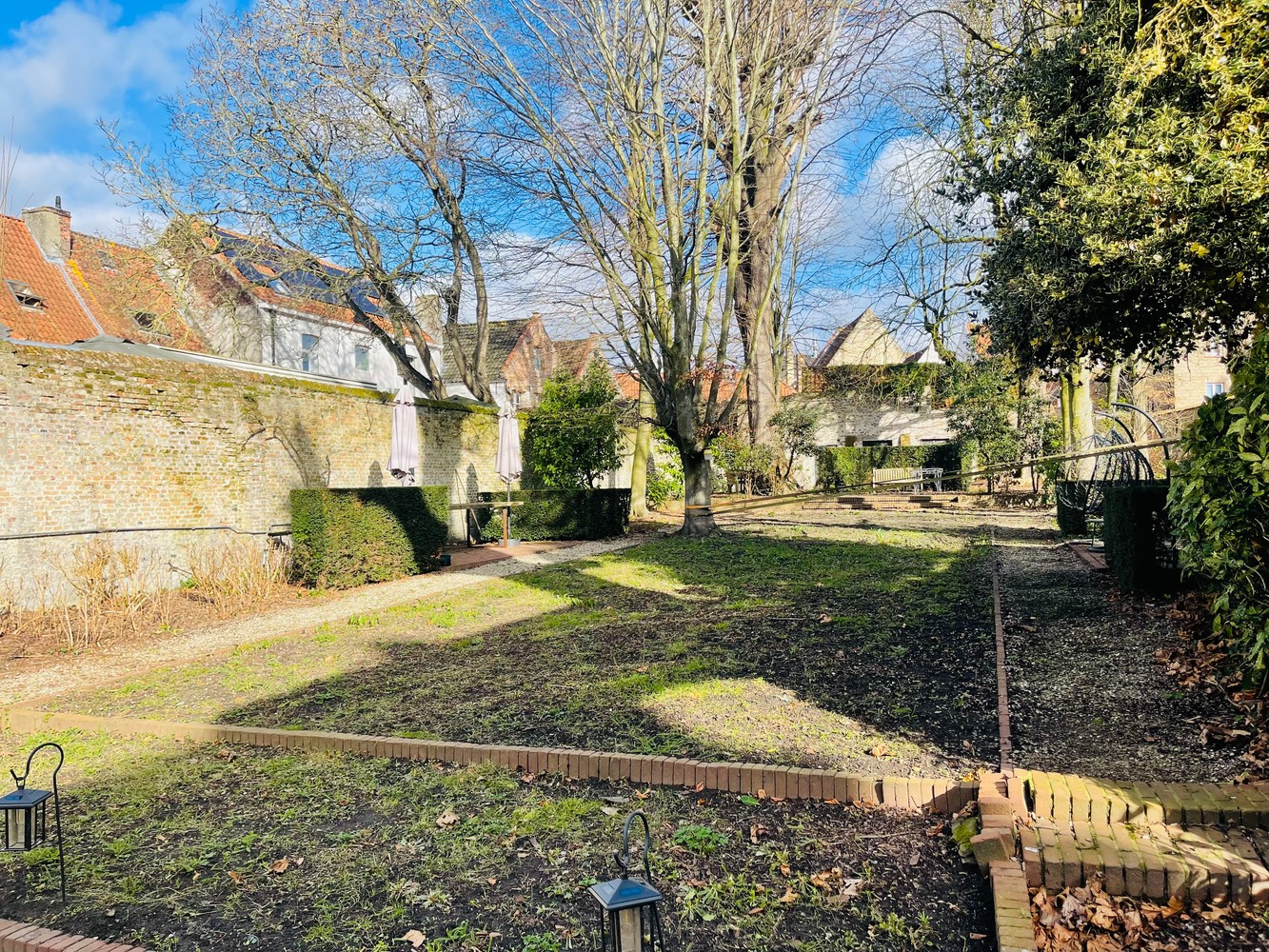Brugge,aan de SINT-ANNAREI , DUBBEL APPARTEMENT( 250m²)  in een herenhuis  vooraan zicht op de Sint-Annarei, achteraan zicht op een grote gemeenschappelijke tuin,2  livings, 2 keukens, 4 slaapkamers, 2 badkamers. - photo 2