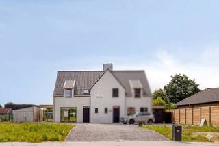 Halfopen nieuwbouwwoning met grote tuin in landelijke stijl te koop in Kerkhove (Avelgem). Bent u op zoek naar een instapklare nieuwbouwwoning die landelijke rust combineert met uitstekende bereikbaarheid? Ontdek deze volledig afgewerkte villa op een mooi perceel van 772 m², strategisch gelegen aan belangrijke invalswegen. Deze toplocatie biedt snelle verbindingen naar Ronse, Oudenaarde, Avelgem, Waregem en Deerlijk. Mogelijkheid tot 6% BTW op de volledige verkoopprijs én 5 jaar géén onroerende voorheffing.INDELINGGelijkvloers:Inkomhal met apart toilet - ruime leefruimte met open keuken - een praktische berging - tuin - carport 1ste verdiep:Nachthal - 3 ruime slaapkamers - apart toilet - volledig uitgeruste badkamer (douche, bad, lavabo)TROEVEN+ Ruime oprit en carport+ Uitstekende ligging en bereikbaarheid+ Energiezuinig: warmtepomp, vloerverwarming, zonnepanelen+ Grote tuin+ Mogelijkheid aankoop aan 6% BTWInteresse? Maak snel een afspraak en contacteer rob.vandaele@dewaele.com of 0493.25.35.89!Deze AI-visualisaties zijn bedoeld als inspiratie. Er werd geen rekening gehouden met technische specificaties, stedenbouwkundige voorschriften of de concrete mogelijkheden tot realisatie.