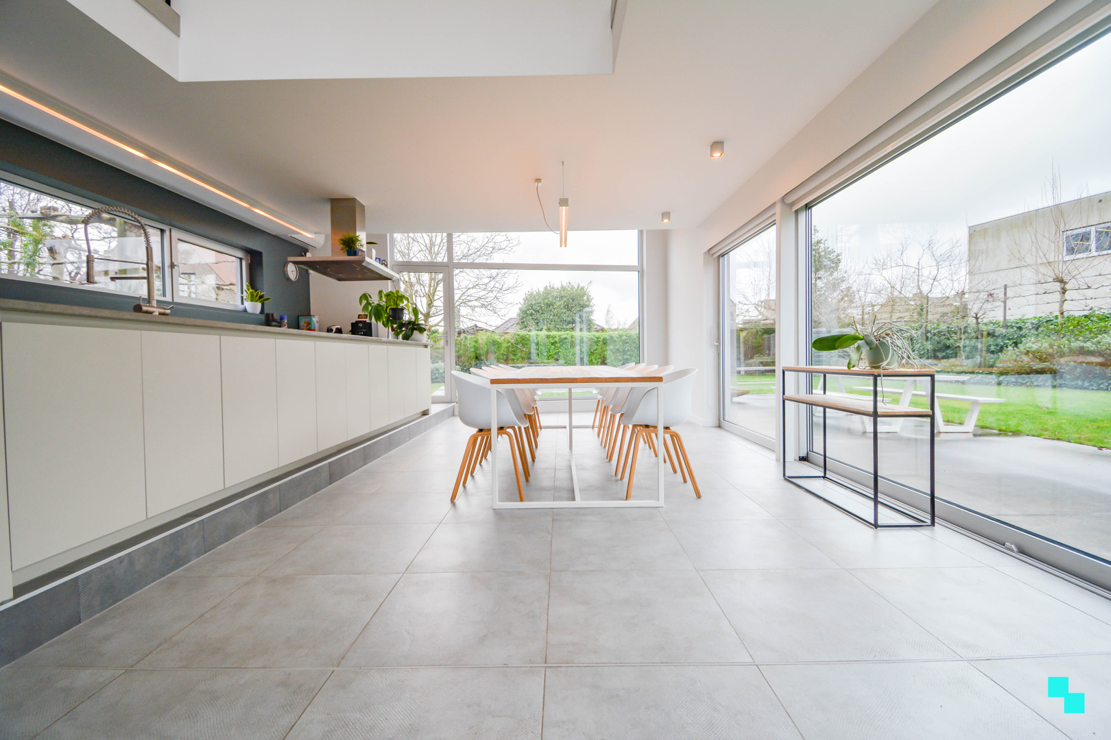 Bijzonder lichtrijke, moderne woning met zwembad te Izegem - photo 4