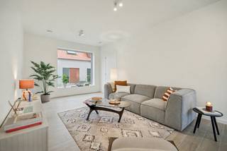 Een iconische site uit de jaren ’60 krijgt een volledig nieuwe bestemming: een exclusief woonproject met slechts 16 unieke woningen. Hier wordt nieuwbouw gecombineerd met het karakter van de bestaande gebouwen, wat zorgt voor een mooi geheel. Stap je woning binnen via de inkomhal en ontdek een praktische indeling met toilet, leefkeuken die dankzij grote raampartijen prachtig uitzicht biedt op de tuin. Aan de keuken vind je bovendien een handige berging. Op de bovenverdieping wacht een gezellige zithoek, een slaapkamer, badkamer en toilet. Met een vaste trap naar de zolder vinden we nog twee slaapkamers, een douchekamer en een apart toilet. Bij Cirk woon je volledig privé, maar profiteer je ook van een rijk aanbod aan gedeelde luxevoorzieningen; aangelegde tuin, zwemvijver, sauna, fietsenparking, gezellige keuken met zithoek, polyvalente ruimte, gastenverblijf, boomgaard,... Extra pluspunt: deze woningen vallen onder 6% BTW (als je aan de voorwaarde voldoet). Een zeldzame kans om comfortabel, stijlvol en verbonden te wonen in een unieke setting. Klinkt dit als jouw ideale woonplek? Maak een afspraak en ontdek jouw toekomstige woning! Neem contact op via laura.vanhelmont@dewaele.com of bel 011 30 50 50.