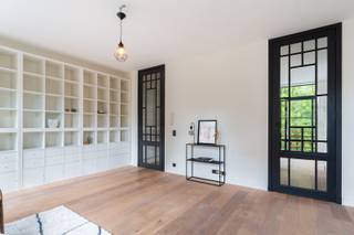 Ruim en charmant duplexappartement in een kleinschalig gebouw met slechts drie woonunits, gelegen aan de Provinciestraat 87 in Antwerpen. Op wandelafstand van de Zoo, Antwerpen-Centraal, de Meir, Rooseveltplaats en het Stadspark. Het appartement beschikt over een volledig uitgeruste keuken, aparte eetkamer en woonkamer, twee slaapkamers, badkamer en een aangenaam terras. Instapklaar en in zeer goede staat, met lage gemeenschappelijke kosten, gunstig EPC, conforme elektrische keuring en geen asbest. Centrale ligging in een buurt die volop in opmars is.