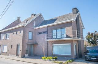 Deze stevige HOB met 3 slaapkamers beschikt over een ruime living met vernieuwde open keuken (2017), compleet ingericht. De lichtrijke keuken...