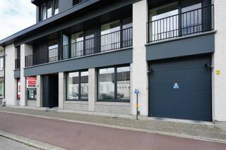 <p><span>Wonen in Berlaar-Heikant is een zaligheid in dit appartement! Het appartement heeft een EPC-label A en is voorzien van modern comfort, inclusief zonnepanelen.</span></p><p><span>Bij binnenkomst bereik je via de hal de leefruimte met overvloedig daglicht dankzij de grote ramen. De open keuken is uitgerust met moderne toestellen. Er zijn twee bergruimtes beschikbaar, heel praktisch!</span></p><p><span>De twee slaapkamers zijn ruim en de badkamer is voorzien van inloopdouche en een brede lavabo met meubel. Het toilet is apart.</span></p><p><span>Buiten biedt het appartement een groot terras en omsloten tuintje, perfect voor zomerse barbecues of een rustig glas wijn in de avond. De private carport met gesloten berging sluit met een poortje rechtstreeks aan op de tuin.</span></p><p><span>Gelegen in de dorpskern, profiteert u van de nabijheid van lokale winkels, scholen en openbaar vervoer, terwijl u toch kunt genieten van de rust en privacy die deze woonst biedt.</span></p><p><span>Mis deze kans niet om uw toekomstige woonst te bezichtigen in het hart van Berlaar-Heikant. Het kleinschalige gebouw met toffe mede-bewoners die ook allemaal eigenaar zijn, biedt rust en netheid!</span></p><p><span>Contacteer ons vandaag nog op 0479/01.01.01!</span></p>