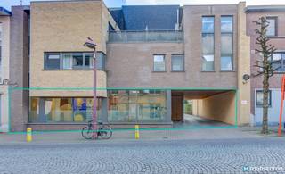 <span>2 PRAKTIJKRUIMTES MET 10 PARKEERPLAATSEN TE HUUR IN HET CENTRUM VAN HOESELT</span><br /><br /><span>Deze twee praktijkruimtes vinden we terug in het centrum van Hoeselt, een goede locatie met veel doorgaand verkeer waardoor u opgemerkt kan worden door het publiek. Dankzij de centrale ligging is het pand zeer goed bereikbaar, ook het op- en afrittencomplex van de autostrade E313 in Bilzen is op minder dan 5 autominuten gelegen.</span><br /><br /><span>De praktijkruimtes zijn gelegen binnen de </span>bestaande <span>kinesistenpraktijk KineCare Plus, hierdoor geniet u ook van de ingerichte gemeenschappelijke ruimtes zoals de wachtzaal, receptie, toiletten en de keuken.</span><br /><br /><span>De twee praktijkruimtes kunnen samen of apart gehuurd worden. </span><br /><span>Tot deze praktijkruimtes horen in totaal 10 parkeerplaatsen aan de achterzijde van het gebouw, ook in de nabije omgeving van het pand zijn er gratis parkeergelegenheden voorzien.</span><br /><br /><span>De praktijkruimtes zijn meteen beschikbaar.</span><br /><br /><span>Wilt u graag een bezoek inplannen voor deze instapklare praktijkruimtes met tal van mogelijkheden? Contacteer ons dan vrijblijvend via info@matisimmo.be.</span>