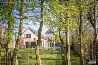 Gelegen in het pittoreske Rossem, een gehucht van Meise-Wolvertem, bevindt zich dit prachtige landhuis dat dateert van voor 1950. Het huis is...