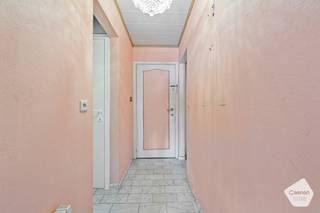 Dit appartement bevindt zich op de <strong>eerste</strong> <strong>verdieping</strong> van een gebouw aan de Zeedijk en is bereikbaar met de <strong>lift</strong>. Het is een <strong>volledig</strong> <strong>te</strong> <strong>renoveren</strong> ruimte, met veel potentieel om het helemaal naar eigen smaak en wensen in te richten. Momenteel beschikt het appartement over <strong>één</strong> <strong>slaapkamer</strong>, maar door de slimme indeling en ruime oppervlakte is er zeker de <strong>mogelijkheid</strong> om een <strong>tweede</strong> <strong>slaapkamer</strong> te creëren. De woning heeft een <strong>open</strong> <strong>indeling</strong> voor de woonkamer en keuken, wat flexibiliteit biedt bij het herinrichten van de ruimte.<br /><br />De grote ramen zorgen voor veel <strong>natuurlijk</strong> <strong>licht</strong> en bieden een <strong>mooi</strong> <strong>uitzicht</strong> over de Zeedijk en het omliggende gebied, wat de locatie extra aantrekkelijk maakt. Met wat renovatie en creatief ontwerp kan dit appartement een gezellige en moderne woning worden. Door de <strong>strategische</strong> <strong>ligging</strong> vlak bij de kustlijn, kun je genieten van alle voordelen die de omgeving te bieden heeft, terwijl je tegelijkertijd het appartement volledig naar wens kunt omtoveren.