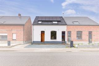 <p>Deze charmante woning is rustig en centraal gelegen, met een vlotte verbinding naar omliggende gemeenten en de E313. Scholen en winkels bevinden zich in de nabije omgeving, en ook het treinstation is op loopafstand. Kortom: een ideale ligging voor wie rustig wil wonen met alle voorzieningen binnen handbereik.</p><p>De woning betreft een halfopen bebouwing die in 2020 volledig gerenoveerd werd. Dankzij deze grondige renovatie geniet u van hedendaags comfort en een energiezuinige woonst (EPC B). Bovendien werden recent nog 12 zonnepanelen geplaatst, wat het energieverbruik verder optimaliseert. De woning is volledig instapklaar.</p><p>Gelijkvloers:<br />Inkomhal, gastentoilet, gezellige en lichtrijke leefruimte met open keuken en een grote raampartij die uitkijkt op de tuin. Aansluitend vindt u een praktische wasruimte/berging.<br />Eerste verdieping:<br />Nachthal, 3 sfeervolle slaapkamers waarvan één met een leuke mezzanine. De badkamer is uitgerust met een inloopdouche, ligbad en dubbel lavabomeubel. Daarnaast is er een apart toilet.</p><p>Verder beschikt de woning over een gedeeltelijke kelder, ideaal voor extra stockage. Buiten geniet u van een volledig omheinde tuin met een kapschuur, perfect voor extra opslag, hobbyruimte of gezellige buitenmomenten.</p><p>Deze woning is de ideale thuisbasis voor een jong gezin dat op zoek is naar comfort, ruimte en een goede ligging.<br />Ziet u uzelf hier wel wonen? Maak dan vandaag nog een afspraak en bel 0486 63 14 65</p>