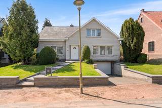 Te koop: open bebouwing nabij het centrum van Meise, op korte afstand van scholen, openbaar vervoer en invalswegen.Deze woning biedt een verrassend...
