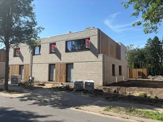De nieuwbouwwoning biedt in zijn ontwerp een doordachte indeling die het comfort van het dagelijks leven verhogen.Bij het betreden van de gelijkvloerse verdieping kom je binnen in de inkomhal. Hier is er toegang tot een apart toilet en een praktische berging. De moderne keuken vormt het hart van de woning en is perfect geïntegreerd met de eetkamer en de gezellige woonkamer, waardoor een open en lichte leefruimte ontstaat.De eerste verdieping heeft drie slaapkamers. De nachthal beschikt over een handige technische berging en biedt toegang tot de badkamer. Ook is er op deze verdieping een tweede apart toilet.De volledig omheinde tuin met terras biedt privacy en is perfect voor zomerse barbecues of rustige momenten. Voor wie gemak zoekt, is er een aansluiting voor een robotmaaier, met de mogelijkheid om een robotmaaier als extra optie aan te schaffen. Bovendien beschikt het perceel over een eigen garage en een praktische fietsenberging.Diversen:- E-peil lager dan 20!- vloerverwarming op warmtepomp- eigen zonnepanelen- ventilatiesysteem D met warmterecuperatieGrijp deze kans en ontdek hoe deze nieuwbouwwoning uw woonwensen kan vervullen. Voor meer informatie en een afspraak, neem contact met ons op!
