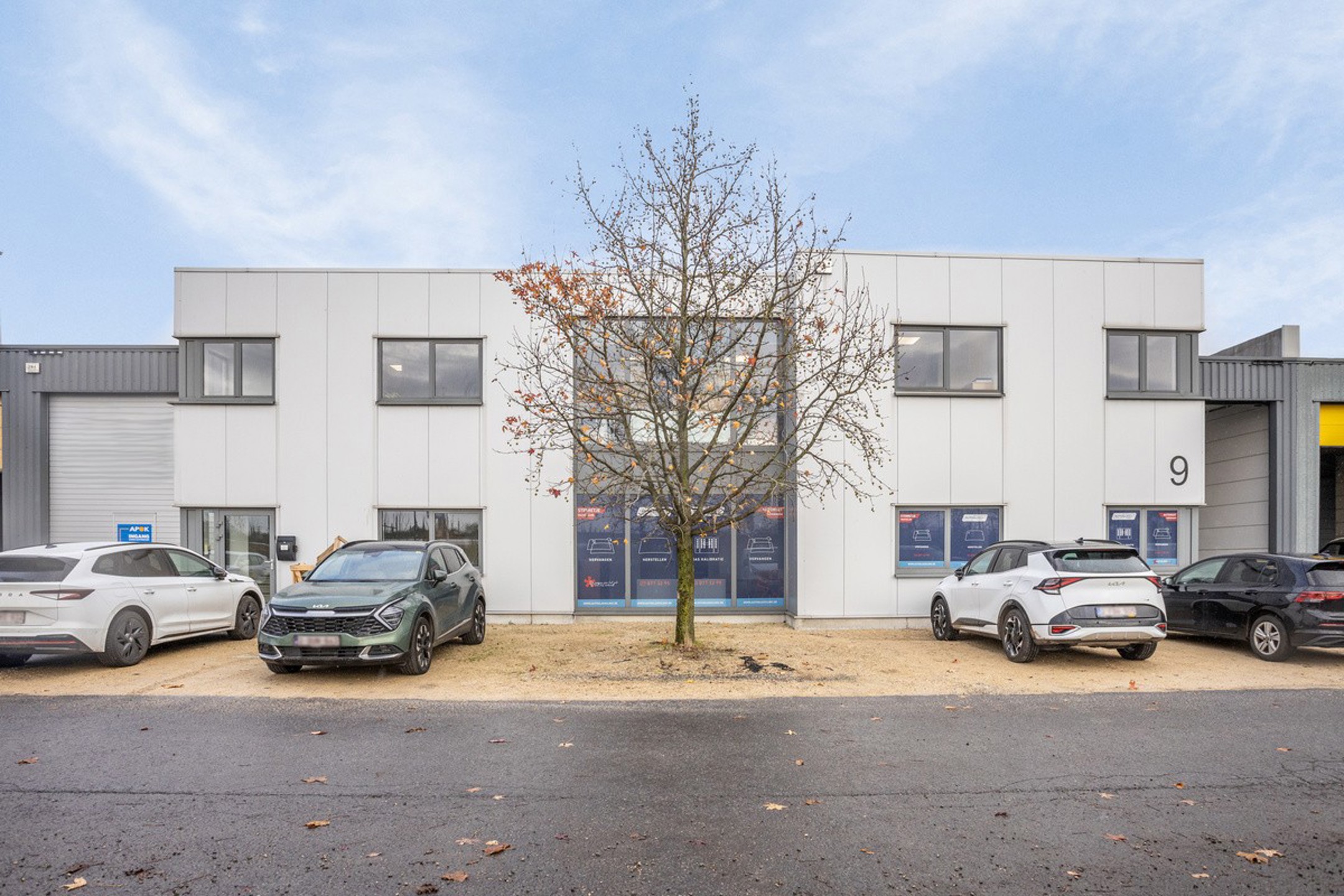 Magazijn 397m² met kantoren 324m² te huur  - foto 1