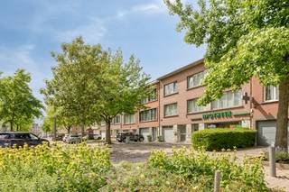 Zoekt u een uitzonderlijk appartement met het comfort van een huis? Dit duplex appartement aan de De Vlaschaardstraat 5 in Merksem biedt 285 m² bewoonbare oppervlakte en een dubbele garagebox. Een appartement kopen op deze centrale locatie is een slimme keuze nabij winkels, scholen en openbaar vervoer.De leefruimte ademt sfeer dankzij de parketvloer en de openhaard. Aansluitend bevindt zich de grote veranda met tuincontact. De aparte keuken is volledig ingericht en voorzien van alle comfort. Dit aanbod beschikt bovendien over een dubbele garagebox – een zeldzaamheid in de gemeente. Voor wie ruim wil wonen, is dit pand een absolute aanrader.Indeling appartement:- Gelijkvloers: inkomhal en garagebox voor twee wagens- Eerste verdieping: zithoek, eethoek met openhaard, keuken, veranda, gastentoilet en bureau- of wasruimte- Tweede verdieping: nachthal, 5 grote slaapkamers (waarvan één met kastenwand, één met en-suite badkamer, één met terras) en badkamer met ligbad.Bijzonderheden:- Centrale toplocatie in Merksem nabij invalswegen- 285 m² oppervlakte met 5 slaapkamers en 2 badkamers- Grote veranda en dubbele garageboxBen jij geïnteresseerd in dit vastgoed te koop in Merksem? Aarzel dan niet om ons te contacteren. Dewaele Merksem aan de Lambrechtshoekenlaan 183 staat graag tot uw dienst. Had u graag een gratis schatting van uw eigendom? Bel ons voor een vrijblijvend gesprek of mail naar yannick.schnorbusch@dewaele.comBestuursmaatregelen in het maatregelenregister: nee