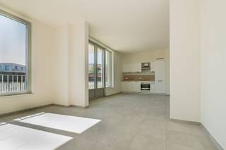 <p><span>KNAP APP. MET 2 SLKS + TERRAS OP EEN TOPLOCATIE IN ANTWERPEN</span></p><p><span> </span></p><p><span>In de residentiële wijk Zurenborg in het zuidoosten van de stad Antwerpen treffen wij residentie Plantin Moretus aan. De buurt staat gekend om de statige huizen, de gezellige pleinen en haar prachtige architectuur. Tevens bevinden wij ons nabij het Stadspark, het centraal station, het bruisende stadscentrum met diverse horecagelegenheden, lokale handelaars, de Antwerpse Zoo, De Groenplaats, De Meir, ... Kortom een stadswoning op een ware A-locatie met alle voorzieningen binnen handbereik!</span></p><p><span> </span></p><p><span>Toegekomen aan de residentie nemen wij de lift naar de eerste verdieping. Hier ontdekken wij een comfortabel &amp; lichtrijk appartement. Het appartement beschikt over een inkomhal die ons toegang geeft tot enerzijds het gastentoilet en anderzijds de ruime leefruimte bestaande uit een eethoek, een zithoek en een volledig uitgeruste keuken. Een enorme troef aan het appartement is de toegang tot het terras via de leefruimte. Via zowel de leefruimte als de inkomhal krijgen wij toegang tot de nachthal die ons naar de twee slaapkamers, de badkamer en de berging/wasplaats brengt. </span></p><p><span> </span></p><p><span>Troeven:</span></p><p><span>- A-locatie</span></p><p><span>- Gloednieuw appartement</span></p><p><span>- Aanwezigheid van een terras</span></p><p><span>- Parkeergelegenheid voor wagen en fiets<br />*Mogelijkheid tot het huren van een parkeerplaats, 125,00 euro/maand + berging 25,00 euro/maand<br /><br /></span></p><p><span>Interesse om de eerste bewoner te worden van dit knap tweeslaapkamerappartement op een absolute A-locatie? Vraag dan snel een bezoek aan via volgende link: <span>https://yourent.pillar.estate/plantin-moretus</span></span></p><p><span><br />Bijkomende vragen? Neem contact op met Pillar Estate via <span>info@pillar.estate</span></span><span> of contacteer ons op het nummer 033 695 695.</span></p><p><span>*Deze gegevens zijn louter ter informatieve titel. De vermelde oppervlaktes zijn slechts een indicatie. Pillar kan niet verantwoordelijk gesteld worden voor de juistheid van de aan haar verstrekte gegevens. </span></p><p><span> </span></p>