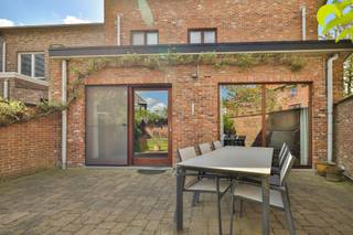 <p><span>Vlakbij het centrum van Wilrijk, op 300 m van de Bist, bieden wij u deze uiterst ruime en veelzijdige woning (277m²) aan met 4 ruime slaapkamers en een aparte polyvalente ruimte van 46 m² op het gelijkvloers!</span></p><p><span>Dankzij de zeer centrale ligging zijn winkels, openbaar vervoer, scholen, verbindingswegen,... op wandelafstand te bereiken.</span></p><p><span> </span></p><p><span>Het zeer solide gebouw werd opgericht in 1982 en is doorheen de jaren perfect onderhouden door de eerste eigenaars. Bovendien werden er in 2019 waardevolle renovaties gedaan waaronder een nieuwe open keuken, keramisch parketvloer in de leefruimte/keuken, een nieuw dak en een condensatieketel voor de verwarming.</span></p><p><span> </span></p><p><span>Indeling:</span></p><p><span>We betreden de woning in de inkomhal met technische berging, vestiairekast en 2 aparte gastentoiletten. Rechts vinden we de polyvalente ruimte (46 m²) die diverse doelen kan dienen. Als eerdere kine-praktijk leent dit zich o.a. tot uitoefening van een beroep, maar ook een inrichting als studio of atelier behoort tot de mogelijkheden. Dankzij de kruipkelder kunnen er eenvoudig leidingen voor nieuwe aansluitingen en herindeling worden voorzien.</span></p><p><span>Aan de achterzijde van de woning bevindt zich de lichte leefruimte met houtkachel op mooie keramische parketvloer. </span></p><p><span>De vernieuwde open maatkeuken met werkeiland is voorzien van een oven + microgolf/stoom-combi, koel-vrieskast, vaatwasser, Novy dampkap en composieten werkblad.</span></p><p><span>Via het schuifraam bereik je de aangename tuin die achteraan toegang geeft tot de garage (30 m²) met automatische sectionaalpoort.</span></p><p><span>Op de eerste verdieping zijn er 4 grote slaapkamers (15, 16, 17 en 19 m²), een royale badkamer (14 m²) én een aparte wasruimte/berging (12 m²).</span></p><p><span> </span></p><p><span>Graag som ik voor u nog even de troeven op van deze ruime woning in het centrum van Wilrijk:</span></p><ul><li><span>Centrale locatie te Wilrijk op wandelafstand van winkels, scholen, verbindingswegen, openbaar vervoer, ...</span></li><li><span>4 volwaardige slaapkamers + veelzijdige ruimte op gelijkvloers</span></li><li><span>Aangename tuin met doorgang naar de achterliggende garage</span></li><li><span>Zeer goed onderhouden woning en al belangrijke investeringen gebeurd</span></li></ul><p><span> </span></p><p><span>EPC: 266 kWh/m² - label C</span></p><p><span>Waterinfo: P-score A - G-score A</span></p><p><span> </span></p><p><span>Voor een bezoek ter plaatse kan u ons contacteren op het nummer 03 449 42 41 of mail ons via hallo@habicom.be</span></p><p><span>Benieuwd naar de waarde van jouw woning?  Check het gratis op www.watismijnhuiswaard.be</span></p><p><span> </span></p>