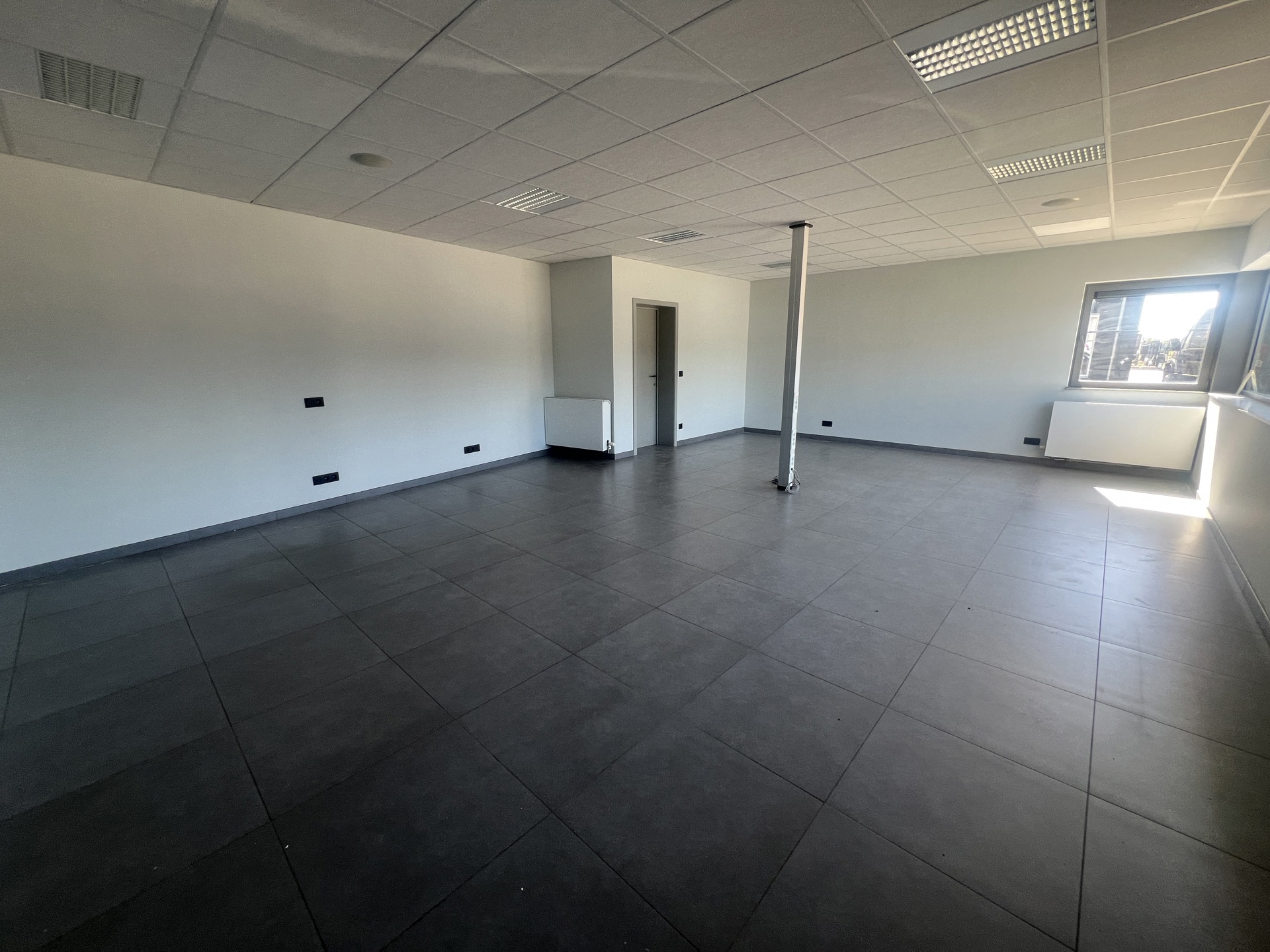 MULTIFUNCTIONEEL BEDRIJFSGEBOUW MET APPARTEMENT EN BUITENTERREIN - foto 5