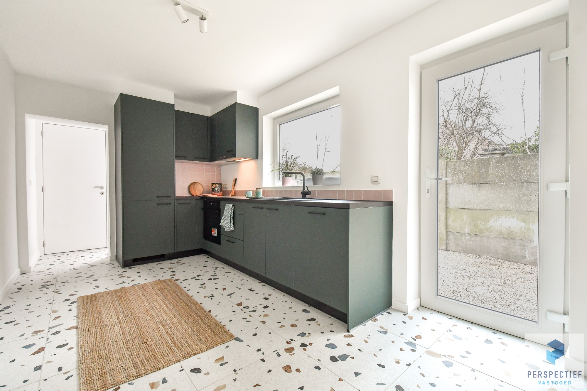 Vernieuwde woning met 3 slaapkamers en ZONGERICHTE tuin met uitweg en GROTE GARAGE - foto 4