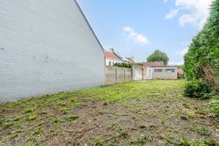 <p>Charmante woning in het centrum van Bornem met grote tuin en veel potentieel.</p>
<p>Deze woning combineert mooie open ruimtes met tal van mogelijkheden om ze volledig naar eigen stijl in te richten. Dankzij de centrale ligging nabij het park en openbaar vervoer geniet je hier van een praktische en aangename woonomgeving. De woning beschikt over vier slaapkamers, een lichtrijke leefruimte en een ingebouwde keuken. De grote tuin vormt een absolute meerwaarde voor wie graag buiten leeft of extra ruimte zoekt voor ontspanning. Een interessante opportuniteit voor wie een huis in Bornem zoekt met karakter en mogelijkheden.</p>
<p> </p>
<p>Belangrijkste ruimtes:<br />• Inkomhal met toegang tot de leefruimtes<br />• Ruime living met veel lichtinval<br />• Volledig ingebouwde keuken met praktische indeling<br />• Bureel ideaal voor thuiswerk of hobbyruimte, kan ook als 4de slaapkamer dienen<br />• Berging met extra opbergruimte<br />• Badkamer met douche, toilet en enkele wastafel<br />• Drie volwaardige slaapkamers<br />• Nachthal met toegang tot de kamers<br />• Zolder bereikbaar via vlizotrap<br />• Kelder voor extra stockage<br />• Grote tuin met veel mogelijkheden</p>
<p>Troeven:<br />• Mooie open ruimtes met aangename lichtinval<br />• Vier ruime slaapkamers<br />• Centrale ligging in Bornem</p>
<p> </p>
<p>Neem vandaag nog contact op met je ERA-makelaar voor een bezoek.</p>
<p>JOUW DROOMHUIS. ZO GEVONDEN!</p>