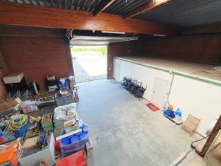 <strong>VLOT BEREIKBAAR </strong><strong>MAGAZIJN met TUSSENVERDIEP (+-170m² & +- 120m²)</strong> en <strong>LOODS (+-100m²) </strong>op een centrale ligging te <strong>OUDENAARDE. </strong>Het magazijn bevat heel wat ruimte en is ingericht met een <strong>EXTRA VERDIEPING</strong>.Daarbij beschikt u over een <strong>VERNIEUWDE, </strong><strong>HOGE INRIJPOORT (4M x 4,5M)</strong>, <strong>NIEUWE LICHTSTRAAT, ZONNEPANELEN (10.650Wp)</strong> waardoor u met gemak alles kan stockeren.<br /><br />Achteraan het perceel heeft u nog een loods met voldoende ruimte voor <strong>EXTRA STOCKAGE OF PARKEERPLAATSEN</strong>. Tenslotte is het pand gelegen nabij winkels en langs <strong>DE DRUKKE NEDERENAMESTRAAT</strong>, waardoor u veel <strong>VISIBILITEIT</strong> geniet. Het magazijn beschikt ook over <strong>SANITAIRE VOORZIENINGEN</strong> en een bureauruimte. <br /><br /><strong>Adres:</strong> Nederenamestraat 330 te Oudenaarde<br />Onmiddellijk beschikbaar<br />Huurprijs: € 2000,00/maand<br />EPC: 295kWh/m², UC: 2920689; Ag, Gvv, Gvkr, Vg; P-score: B, G-score: A