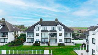 The cozy 1-bedroom apartment Villa Menton 0101 is located in the vacation park Golf Azur I and offers a beautiful living space overlooking...