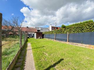 RUIME GEZINSWONING MET 3 SLAAPKAMERS, gelegen op een MOOI PERCEEL VAN CA. 740 M² in Nederename, deelgemeente van Oudenaarde. Deze woning combineert een RUIM WOONVOLUME met een ROYALE TUIN en biedt dankzij de vaste trap naar de GEÏSOLEERDE ZOLDER nog bijkomende UITBREIDINGSMOGELIJKHEDEN. De eigendom is MOMENTEEL VERHUURD en vormt hierdoor een INTERESSANTE OPPORTUNITEIT voor zowel EIGEN BEWONING NA RENOVATIE als voor INVESTEERDERS. Doorheen de jaren werden reeds verschillende verbeteringswerken uitgevoerd, waaronder ISOLATIEWERKEN en de plaatsing van CENTRALE VERWARMING OP GAS. Mits verdere renovatie kan deze SOLIDE WONING volledig worden aangepast aan de HEDENDAAGSE WOONWENSEN.<br />De indeling gaat als volgt: via de inkomhal bereikt u de ruime en lichtrijke woonkamer. Aansluitend bevinden zich de veranda en de keuken. Verder beschikt de woning over een badkamer, een praktische kelder en 3 volwaardige slaapkamers². Een vaste trap leidt naar de geïsoleerde zolder, die momenteel extra bergruimte biedt en mogelijkheden heeft voor verdere inrichting.<br />Buitenshuis beschikt de woning over een koer met diverse praktische buitenbergingen en een ruime, zuidwestgeoriënteerde tuin, waar u volop kan genieten van de buitenruimte. Een bijkomende troef is de losweg achteraan het perceel, waardoor de eigendom ook langs de achterzijde toegankelijk is.<br /><br />Adres: Nederenamestraat 37 te Oudenaarde<br /><br />EPC: label F; G-score en P-score B; Renovatieverplichting van toepassing; Bestuursmaatregelen in het maatregelenregister: Neen; Beschikbaar na opzegtermijn huurders.