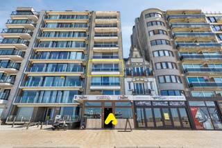 Profitez d'une expérience de vie unique dans cet appartement entièrement rénové au 3e étage de la Résidence Miramar, offrant une vue imprenable sur la mer.<br /><br />Avec une surface brute de 105 m² , cet appartement propose un agencement réfléchi et des finitions de haute qualité. L'entrée dispose d'un toilette invité séparé et mène à l'espace de vie lumineux avec une impressionnante largeur de façade de 6,70 mètres, où la vue panoramique sur la mer s'épanouit pleinement.<br /><br />Le point focal absolu est la cuisine élégante, entièrement équipée, avec des finitions de premier choix, parfaitement intégrée à l'espace de vie. De plus, l'appartement comprend une salle de bains moderne avec douche à l'italienne et meuble lavabo, un espace de rangement pratique et trois véritables chambres.<br /><br /><strong>Atouts supplémentaires :</strong>
<ul>
	<li>Label EPC A (score E 97)</li>
	<li>Installation électrique conforme à la réglementation en vigueur</li>
	<li>Inclus cave privative</li>
</ul>
<br /><span><em><strong>Possibilité d'achat de mobilier.</strong></em></span><br /><br />Un appartement prêt à emménager où luxe, confort et un emplacement privilégié en bord de mer se rencontrent harmonieusement.