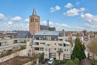 Centraler kan je moeilijk wonen.In  het hartje van Lommel, aan het recent vernieuwde Kerkplein vindt u dit gezellige appartement.Een dubbel uitzicht...