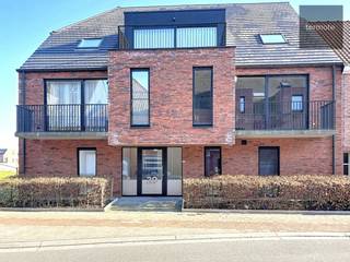 In het centrum van Zulte ligt dit recent instapklaar gelijkvloers appartement.Het omvat inkom met vestiaire en gastentoilet, lichtrijke living met...