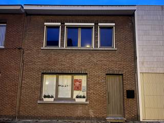 Een charmant rijhuis met 3 slaapkamers in de zeer gegeerde Vredewijk met gezellige Baravan.<br />Verbouwd en met een mooie EPC B. Betonnen vloeren. Tevens is de elektriciteit conform, is het asbestvrij en is er net een nieuwe hogerendementsketel geplaatst.<br />Dankzij de uitstekende ligging vlakbij Hove dorp, Edegem, Kontich en Mortsel, woon je hier centraal en toch rustig met handige winkels. Naast de fietsostrade F1, meerdere treinstations en verschillende scholen in de directe omgeving, is er ook een wijkschooltje net achter de hoek en een laadpaal in de straat. Als kers op de taart ligt het pand vlakbij de autosnelwegen E19 en E313.<br />Indeling :<br />Gelijkvloers : inkomhal met authentieke elementen met rechtstreeks zich op de tuin, ruime lichtrijke living met open keuken, grote raampartijen zorgen voor veel licht en een prachtig zicht op de ZW gerichte tuin.<br />Een groot gezellig steigerhouten terras 32m2 met daarachter nog een prachtige tuin wijd genoeg met mooi groen zicht en steigerhouten tuinhuis. Bovendien is de tuin ook bereikbaar via een zijpoort wat heel handig als extra opslagruimte voor fietsen, vuilnisbakken en tuinmateriaal.<br />Er is een vergunning afgeleverd voor een achterbouw, de betonplaat en aansluitingen liggen klaar onder het houten terras.<br />Verdieping: 2 grote slaapkamers en 1 kinderkamer, een badkamer met dubbele lavabo een bad met douche en een toilet.<br />Kelder:<br />Een droge kelder biedt extra opbergruimte en is voorzien van aansluitingen voor wasmachine en droogkast.<br /><br />Troeven:<br />Heel centraal gelegen<br />Gerenoveerd<br />ZW tuin met groot terras 32m2<br />EPC B met zonnepanelen<br />Rustige woonwijk