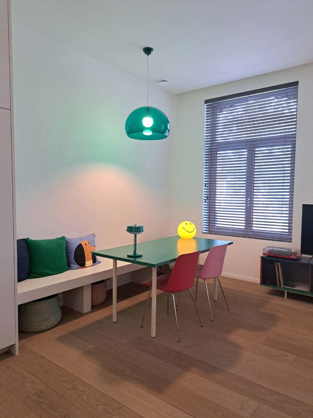 Fantastisch net opgeleverd high end afgewerkt appartement met zicht op Zuidpark! Een slaapkamer en terrasje. Volledig geïnstalleerde keuken.