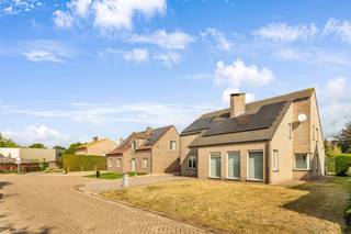 Deze vrijstaande woning is gelegen in een rustige en doodlopende straat in Retie (Schoonbroek).<br />Op slechts 1 km van de E34 autosnelweg Antwerpen-Eindhoven.<br /><br />De indeling is de volgende:<br /><br />Via de centrale inkomhal betreden we de woning, deze hal geeft toegang tot een slaapkamer, wat altijd gemakkelijk is als je de trap niet meer op kunt. Verder bereiken we een woonruimte met een eet- en zithoek. Deze beschikt over een kachel voor de koude wintermaanden.<br />Aansluitend is er een ingerichte keuken met zicht op de tuin en veranda.<br />Links achteraan de woning bevindt zich een grote wasplaats en een apart toilet.<br /><br />Op de eerste verdieping zijn er 3 volwaardige slaapkamers en een badkamer met een inloopdouche, wc en dubbele lavabo.<br /><br />Links van het perceel ligt de garage met een extra bergruimte.<br />De tuin is afgesloten, bereikbaar langs de achterzijde via een kerkenpadje en perfect geschikt om kinderen in een veilige omgeving te laten spelen<br />of voor de hobbytuinier.<br /><br />Pluspunten:<br /><br />* Rustige ligging en dicht bij autosnelweg<br />* Doodlopende straat<br />* Zonnepanelen<br />* Geen renovatie plicht