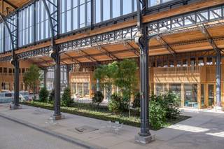 Goed gelegen instapklare kantoorruimte van +/- 2.026 m² te huur in het centrum van Brussel met vlotte bereikbaarheid. De ruimte maakt deel uit van het authentieke kantoorgebouw 'Tour &amp; Taxis', het historische Koninklijk Pakhuis, dat volledig gerenoveerd werd tot een multifunctioneel gebouw. Tour &amp; Taxis beschikt over kantoorruimtes aanpasbaar volgens de noden en wensen van uw bedrijf. Het complex werd recent gemoderniseerd met zonnepanelen, airconditioning, nieuwe sanitaire blokken en CO2 meters. Gelegen aan de ingang van de volledige site van Tour &amp; Taxis, biedt het gebouw verschillende diensten aan zoals restaurants, winkels, sportfaciliteiten, receptie, kindertuin, douches, een beveiligde fietsenstalling en een pendeldienst naar het Noordstation. Beschikbaar per 01/05/2024. Contacteer PANORAMA voor bijkomende inlichtingen, plannen of een vrijblijvend plaatsbezoek 02 420 00 00.