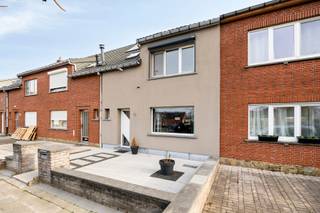 <p>Wonen op een plek waar kinderen nog zorgeloos buiten spelen en buren elkaar kennen. Aan het Adrien Dezaegerplein in Willebroek vind je deze volledig gerenoveerde en energiezuinig geïsoleerde woning, klaar om zonder zorgen jouw nieuwe thuis te worden.</p><p></p><p>Je komt binnen in een verzorgde inkomhal met gastentoilet, die je meteen leidt naar de lichte leefruimte. Hier zorgt de airco voor extra comfort op warme dagen en vloeit het geheel naadloos over in de open keuken, een gezellige plek waar koken en samenzijn vanzelf samenkomen. De kelder biedt praktische extra bergruimte voor alles wat je graag uit het zicht houdt.</p><p></p><p>Op de eerste verdieping wachten drie slaapkamers die zich perfect lenen als rustige slaap- of werkplekken. De badkamer is verzorgd en functioneel ingericht, zodat je elke dag comfortabel begint en afsluit.</p><p>Achteraan ontdek je een mooi aangelegde tuin waar je in alle rust kan genieten van frisse lucht en groene momenten. De ruime garage achteraan vormt een echte troef en biedt plaats voor wagen, fietsen en hobby’s. Dankzij de recente renovaties, het nieuwe dak, de gevelisolatie voor- en achteraan en de zonnepanelen uit 2024 woon je hier bovendien energiezuinig, met een EPC dat nog van vóór deze installatie dateert.</p><p>1</p><p>Een warme, instapklare woning op een bijzonder kindvriendelijke locatie waar je je meteen thuis voelt. Kom de sfeer zelf ontdekken tijdens een bezoek.<br /><br />Aarzel niet en kom deze instapklare woning bezichtigen, plan je bezoek in via onze website!</p>