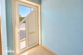 Deze <strong>gezinswoning met 3 slaapkamers</strong> biedt een aangename combinatie van ruimte, comfort en praktische voorzieningen. Met een lichtrijke leefruimte, open keuken, tuin, garage en een lange oprit naast de woning beschikt dit pand over heel wat troeven!<br /><strong>Indeling van de woning</strong><br /><strong>Gelijkvloers:</strong><br />Via de inkomhal met afzonderlijk gastentoilet komen we in de ruime <strong>mooie, lichtrijke leefruimte</strong>, die voldoende plaats biedt voor een gezellige zithoek en eetruimte.<br />Aansluitend bevindt zich de <strong>open, ingerichte keuken</strong>, die voorzien is van een praktisch kookeiland en heel wat kastruimte.<br />Daarnaast beschikt het gelijkvloers over een handige berging/wasplaats en een <strong>badkamer uitgerust met een ligbad, douche, toilet en lavabomeubel</strong>.<br /><strong>Eerste verdieping</strong><br />Op de eerste verdieping ( die wat op te frissen valt) bevinden zich <strong>3 slaapkamers</strong>, die verschillende mogelijkheden bieden voor een gezin, thuiswerk of hobbyruimte.<br />Daarnaast is er nog een <strong>zolderruimte (nog te isoleren)</strong> ideaal als bijkomende opbergruimte.<br /><strong>Buitenruimte</strong><br />Ook buiten heeft deze woning heel wat te bieden!<br />De woning beschikt over een groot terras met een <strong>aangename tuin met gazon</strong>, waar het heerlijk vertoeven is tijdens zonnige dagen.<br />Een bijzondere troef is de <strong>lange oprit naast de woning</strong>, die doorloopt tot achteraan het perceel en heel wat parkeermogelijkheden biedt.<br />Achteraan bevindt zich bovendien een <strong>vrijstaande garage</strong>, ideaal voor het parkeren van een wagen of het opbergen van fietsen en tuinmateriaal.<br /><strong>Een woning met heel wat mogelijkheden!</strong><br />Bent u op zoek naar een <strong>gezinswoning met 3 slaapkamers, een aangename tuin, voldoende parkeergelegenheid en een praktische indeling?</strong> Dan is deze woning zeker een bezoek waard!<br />📞 <strong>Interesse? Contacteer IMMO DEBO en plan vandaag nog uw bezoek!</strong><br />