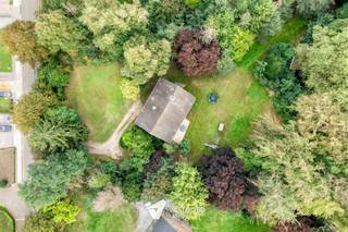 <p><span>Karaktervolle OB ingenieurswoning met 7 slaapkamers op perceel van 39 are. </span></p><p><span> </span></p><p><span>Deze karaktervolle villa in de Minderbroedersstraat is geen gewone woning: ze werd in 1957 gebouwd als ingenieurswoning voor de steenkoolmijn van Heusden-Zolder, naar ontwerp van Isia Isgour, dé modernistische architect van de Limburgse mijnstreek. De woning die we hier mogen aanbieden is één van de twee enige vrijstaande ingenieurswoningen met daarbovenop een royaal perceel dat de privacy garandeert. Vandaag biedt dat erfgoed u ruimte, licht en een stuk Limburgse geschiedenis op een unieke locatie.<br /><br />Troeven van de woning:</span></p><ul><li><span>Recent volledig gerenoveerde woning</span></li><li><span>Hoogwaardige materialen</span></li><li><span>Ruim perceel van 39 are</span></li><li><span>7 slaapkamers</span></li><li><span>Vrijstaande woning</span></li><li><span>Volledig onderkelderd met inrit naar de kelder</span></li><li><span>Bijkomende toegang via achterliggende straat (Gasthuisstraat)</span></li></ul><p><span>Wenst u meer info of een vrijblijvende bezichtiging, Contacteer dan ons kantoor op het nummer 011 85 15 15 en wij helpen u graag verder.</span></p><p><span> </span></p>