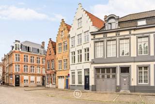 Gelegen op het idyllische Sint-Jansplein vinden we deze uiterst exclusieve herenwoning. De woning onderging in 2025 een volledige totaalrenovatie en kent een uitzonderlijk hoge afwerkingsgraad. <br /><br />Via de inkomhal met vestiaire en gastentoilet betreedt u de woning. op de gelijkvloerse verdieping bevindt zich de schitterende en volledig uitgeruste keuken die rechtstreeks toegang heeft naar de eetplaats met zicht op de patio. Verder vinden we op deze verdieping de wasplaats, technische ruimte en 2 polyvalente ruimtes die kunnen ingedeeld worden als bureau of extra slaapkamer met badkamer. <br /><br />Op de eerste verdieping bevindt zich de gezellige en lichtrijke living met zicht op het Sint-Jansplein. Deze geeft door naar de prachtige bibliotheek. De tweede verdieping biedt dan weer ruimte voor 2 ruime slaapkamers, elk met ensuite douchekamer. Tot slot bevindt de schitterende master bedroom zich op de volledige derde verdieping met dressing en ensuite badkamer met douche, bad, dubbele lavabo. Vanuit de mastersuite heeft u prachtig zicht op het Belfort. <br /><br />Als extra troef kunnen er 2 staanplaatsen gehuurd worden vlakbij in een nabijgelegen garage. <br /><br />Rustige ligging in het historisch hart van Brugge met alle voorzieningen op wandelafstand en toch volledige privacy.<br /><br />Bijhorend is er zowel een terras (45m²) als een patio (19m²) met zuidwest oriëntatie waar u geniet van alle privacy.<br /><br />Kortom, een unieke herenwoning die rustig gelegen is en zich toch op wandelafstand bevindt van de markt, de Schouwburg, de Reien en winkels en restaurants.