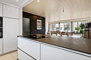 In een rustige wijk in Hoevenen is de gerenoveerde bel-etage woning terug te vinden. Centraal gelegen in de dorpskern van Hoevenen en nabij...