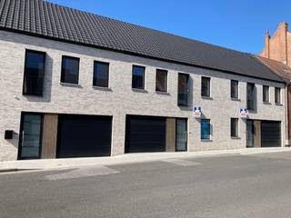 <p>Gelegen aan de Duinkerkestraat nr. 66 in het hart van Poperinge, vindt u deze ruime rijwoning die klaar is om nieuwe herinneringen te creëren. Dit huis biedt een perfecte mix van comfort en potentieel, waardoor het een ideale keuze is voor gezinnen en jonge professionals die op zoek zijn naar een warme omgeving om in te wonen. De indeling van de woning bestaat uit: inkomhal, afz. toilet, leefruimte, keuken, wasruimte, garage, terras en tuin, 1ste verdiep: nachthal, 3 slaapkamers, badkamer en zolder.</p>

<p>Dankzij de centrale locatie bent u omringd door alle voorzieningen die Poperinge te bieden heeft. Van supermarkten, scholen en winkels, alles is binnen handbereik.  Dit pand is een uitnodiging om uw eigen woonverhaal te beginnen, waar ruimte en sfeer samenkomen.</p>