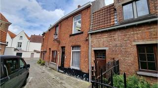 In één van de verborgen hoekjes van de Brugse binnenstad ligt deze te renoveren 2-slaapkamerwoning met stadsterrasje.De woonst heeft een interessante...