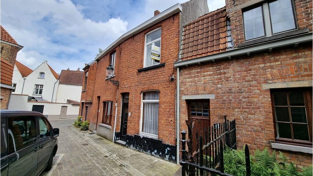 Te renoveren 2-slaapkamerwoning met stadsterras te koop in Brugge - photo 1