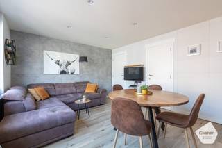 Dit volledige <strong>gerenoveerde</strong> <strong>appartement</strong> met één slaapkamer heeft een <strong>uitstekende</strong> <strong>locatie</strong> vlakbij het strand, de haven en de Grote Markt. Er is tevens een <strong>tramhalte</strong> op slechts <strong>150 meter. </strong><br /><br />Bij het binnenkomen komt u meteen terecht in de <strong>lichtrijke</strong> <strong>leefruimte</strong> met <strong>open</strong> <strong>keuken</strong>. Deze is voorzien van alle basisbenodigdheden. Dankzij de grote raampartijen kunt u genieten van een <strong>aangenaam</strong> <strong>daglicht</strong>. Verder beschikt het appartement over een <strong>aparte</strong> <strong>slaapkamer</strong> en <strong>badkamer</strong> met <strong>douche</strong>. <br /><br />Het appartement is gelegen op een <strong>tweede</strong> <strong>verdieping</strong> in een gebouw zonder lift. <br /><br />Gezien de <strong>vele</strong> <strong>troeven</strong> kan dit appartement zowel gebruikt worden als vaste woonst, tweede verblijf of als investering.