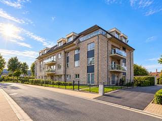 RUIM EN INSTAPKLAAR 2-SLAAPKAMERAPPARTEMENT, uitstekend gelegen in het CENTRUM VAN BRAKEL en toch genietend van een RUSTIGE WOONOMGEVING. Dankzij deze CENTRALE LIGGING bevinden winkels, horeca, openbaar vervoer en andere dagelijkse voorzieningen zich op WANDELAFSTAND, wat dit appartement bijzonder geschikt maakt voor ZOWEL EIGEN BEWONING ALS INVESTERING, momenteel VERHUURD aan 895 EUR/maand. Bij de realisatie werd veel aandacht besteed aan een PRAKTISCHE INDELING EN KWALITATIEVE AFWERKING. De royale leefruimte, 2 volwaardige slaapkamers en het ruime terras zorgen voor een AANGENAAM WOONCOMFORT. Bovendien bestaat er bij de verkoop de MOGELIJKHEID TOT AANKOOP VAN EEN AFGESLOTEN GARAGEBOX, een INTERESSANTE EXTRA TROEF in het centrum.<br />De indeling gaat als volgt: via de inkomhal met afzonderlijk gastentoilet bereikt u de ruime en lichtrijke woonkamer met aansluitend de ingerichte open keuken. Vanuit de leefruimte heeft u toegang tot het zonnig terras, waar u in alle rust van de buitenruimte kan genieten. Verder beschikt het appartement over een praktische berging, 2 volwaardige slaapkamers en een ingerichte badkamer.<br /><br />Adres: Vierschaar 25 bus 303 te Brakel<br /><br />EPC: 176kWh/m²; G-score A en P-score D; Geen renovatieverplichting van toepassing; Bestuursmaatregelen in het maatregelenregister: Neen; Momenteel verhuurd