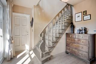 Deze charmante open bebouwing met vier slaapkamers is gelegen op een perceel van 945 m² in Mol-Milligem. De woning bevindt zich op fietsafstand van het centrum en geniet van een vlotte verbinding naar de omliggende gemeenten en gehuchten.<br /><br />Via de ruime inkomhal met gastentoilet betreedt u de lichtrijke leefruimte, bestaande uit een gezellige zithoek en een aangename eetplaats. De woonkamer is afgewerkt met een stijlvolle parketvloer en beschikt over een sfeervolle gashaard. Aansluitend bevindt zich de kwalitatief afgewerkte keuken, uitgerust met een gasfornuis met ovens, koelkast, vaatwasser, stoomoven en tal van opbergkasten. Bovendien is er voldoende ruimte voorzien voor een gezellige eethoek.<br /><br />Naast de keuken ligt een ruime berging met douche, ideaal als wasruimte, extra opslag of hobbyruimte. Daarnaast beschikt de woning over een praktische opbergkelder.<br /><br />De absolute blikvanger van de woning is de prachtige tuinkamer. Dankzij de grote raampartijen geniet u hier het hele jaar door van een mooi uitzicht op de tuin. Deze ruimte vormt een natuurlijke verlenging van de leefruimte en creëert een unieke verbinding met buiten.<br /><br />Op de eerste verdieping geeft de nachthal toegang tot vier volwaardige slaapkamers. Twee van de kamers beschikken over een praktische dressing of extra bergruimte. De volledig betegelde badkamer is uitgerust met een dubbele wastafel, een ligbad en een toilet.<br /><br />De volledig omheinde en verzorgde tuin biedt alle rust en privacy. Achteraan bevinden zich een ruime garage en een tuinhuis, die zorgen voor extra bergruimte en tal van mogelijkheden.