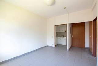 Ontdek het perfecte evenwicht tussen groen en stadsleven. In de zorgcampus Hof Sint Jozef biedt Walls Vastgoedmakelaars enkele assistentiewoningen te huur aan. Hier geniet u van de ideale balans tussen zorg en zelfstandigheid, in een aangepaste en beschermde omgeving voor actieve senioren die zelfstandig willen blijven wonen.<br /><br />De residentie is gelegen in een echte groene oase en beschikt over een mooie, gemeenschappelijke tuin waar u in alle rust kan genieten van de buitenlucht en het groen.<br /><br />Als bewoner kan u rekenen op tal van faciliteiten en diensten op de campus, zoals een wassalon, kinesitherapie, pedicure en kapper. Daarnaast is er een animatieteam aanwezig dat zorgt voor een gevarieerd aanbod aan individuele en groepsactiviteiten, zodat u steeds actief en sociaal betrokken blijft.<br /><br />De bezoekuren zijn volledig vrij, waardoor familie en vrienden u kunnen bezoeken wanneer het hen past. In de namiddag kan u gezellig terecht in de cafetaria. Bovendien zijn er in het woonzorgcentrum steeds verpleegkundigen en verzorgenden aanwezig voor extra ondersteuning en gemoedsrust.<br /><br />Ook praktisch comfort is verzekerd: water, gas en elektriciteit zijn inbegrepen in de prijs en er is voldoende gratis parkeergelegenheid voor bezoekers.<br /><br />Klinkt dit als muziek in de oren? Maak snel een afspraak en ontdek uw toekomstige thuis!