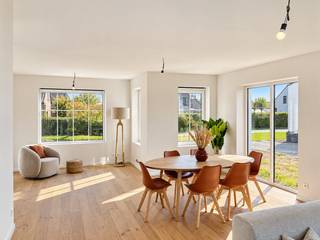 In de Ommegangstraat in Petegem-aan-de-Schelde, een rustige en aangename deelgemeente van Wortegem-Petegem, bevindt zich deze moderne nieuwbouwwoning op een ruim perceel van <strong>860 m²</strong>. De woning is gelegen in een doodlopende straat, wat zorgt voor een uitzonderlijk rustige en veilige woonomgeving. Tegelijk geniet je van een vlotte bereikbaarheid en nabijheid van scholen, winkels en dagelijkse voorzieningen.
<p><strong>Over de woning</strong><br />Deze <strong>open bebouwing</strong> wordt volledig afgewerkt afgeleverd. De woning werd ontworpen met aandacht voor hedendaags comfort, ruimte en <strong>energiezuinigheid</strong> en is uitgerust met <strong>zonnepanelen </strong>en een <strong>lucht-water warmtepomp</strong>, wat resulteert in een zeer laag energieverbruik.<br />Deze woning behaalt E-2 en presteert daarmee maar liefst 32 E-punten beter dan de huidige nieuwbouwnorm.</p>

<p><strong>Indeling</strong><br />Gelijkvloers: inkomhal met apart gastentoilet, <strong>bureauruimte</strong> (ideaal voor thuiswerk), ruime en <strong>lichtrijke leefruimte van ca. 35 m²</strong>, open keuken en een afzonderlijke berging.<br />Eerste verdieping: nachthal, <strong>drie ruime slaapkamers</strong>, apart toilet, badkamer en een extra berging.<br />Zolder: <strong>praktische zolderruimte</strong> bereikbaar via zoldertrap</p>

<p><strong>Kenmerken &amp;amp; troeven</strong></p>

<ul><li>Open bebouwing op een perceel van 860 m²</li><li>Rustige ligging in een doodlopende straat</li><li>3 ruime slaapkamers</li><li>Volledig afgewerkt</li><li>Zeer energiezuinig (E-peil -2)</li><li><strong>6% btw mogelijk (onder voorwaarden)</strong></li><li>Teruggave van 100% op de onroerende voorheffing gedurende 5 jaar</li></ul>