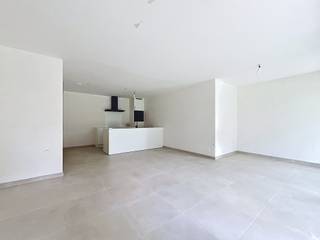 <p>Ligging<br />Dit nieuwbouwappartement bevindt zich in een recente en moderne residentie in Oostakker, op een rustige ligging met aangenaam zicht op het groen. Tegelijk geniet u van een uitstekende bereikbaarheid dankzij de nabijheid van Gent en de R4, waardoor alle belangrijke verbindingswegen vlot toegankelijk zijn. De ideale combinatie van rust en mobiliteit.<br />Bij het appartement hoort tevens een autostaanplaats, verplicht bij te huren aan 75 EUR/maand.<br /><br />Indeling<br />Het appartement beschikt over een ruime en lichtrijke leefruimte met een volledig geïnstalleerde, moderne keuken. Er zijn twee volwaardige slaapkamers aanwezig.<br />De badkamer is uitgerust met een comfortabele inloopdouche. Verder is er een praktische en ruime berging met aansluiting voor wasmachine en extra opbergruimte.<br />Vanuit de leefruimte heeft u toegang tot een ruim terras met open zicht op het omliggende groen.<br />Het appartement werd volledig nieuw geschilderd en bevindt zich op het gelijkvloers, met een privatieve ingang.<br />Troeven<br />• Nieuwbouw conform E30-norm – EPC label A <br />• Vloerverwarming via warmtepomp en zonnepanelen <br />• Ruim terras met groen uitzicht <br />• Rustige ligging in moderne residentie <br />• Afgesloten en ruime fietsenberging inbegrepen <br />• provisie gemeenschappelijke kosten: 85 EUR/maand <br />• Vlotte verbinding naar Gent en R4 <br /><br />BEZOEK ENKEL AANVRAGEN VIA IMMODAVINCI.BE<br />Wenst u een bezoek? Gelieve NIET te BELLEN maar uw bezoek aan te vragen via www.immodavinci.be.<br />Ga naar het pand dat u interesseert en druk op de knop “Bezoek Aanvragen” onderaan de profielfoto van de contactpersoon.</p>