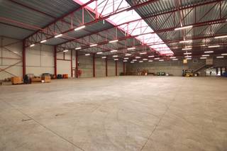 Unieke en recente bedrijf locatie met uitstekende bereikbaarheid en vele mogelijkheden.Het complex met bouwjaar 2018 bestaat uit een modern...